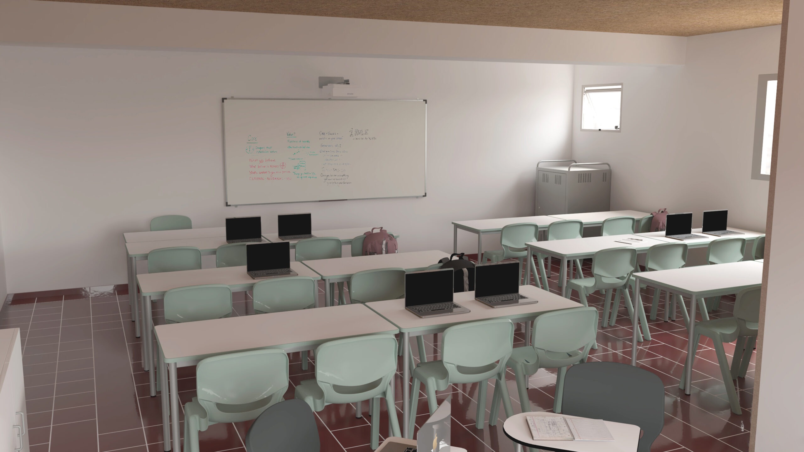Sala com mesas brancas, cadeiras verdes-claras, computadores portáteis e quadro com anotações.