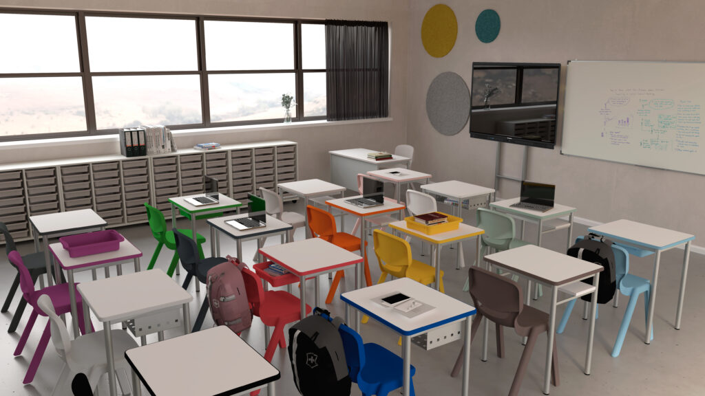Sala de aula com mesas brancas, cadeiras de várias cores, computadores portáteis, quadro e ecrãs.