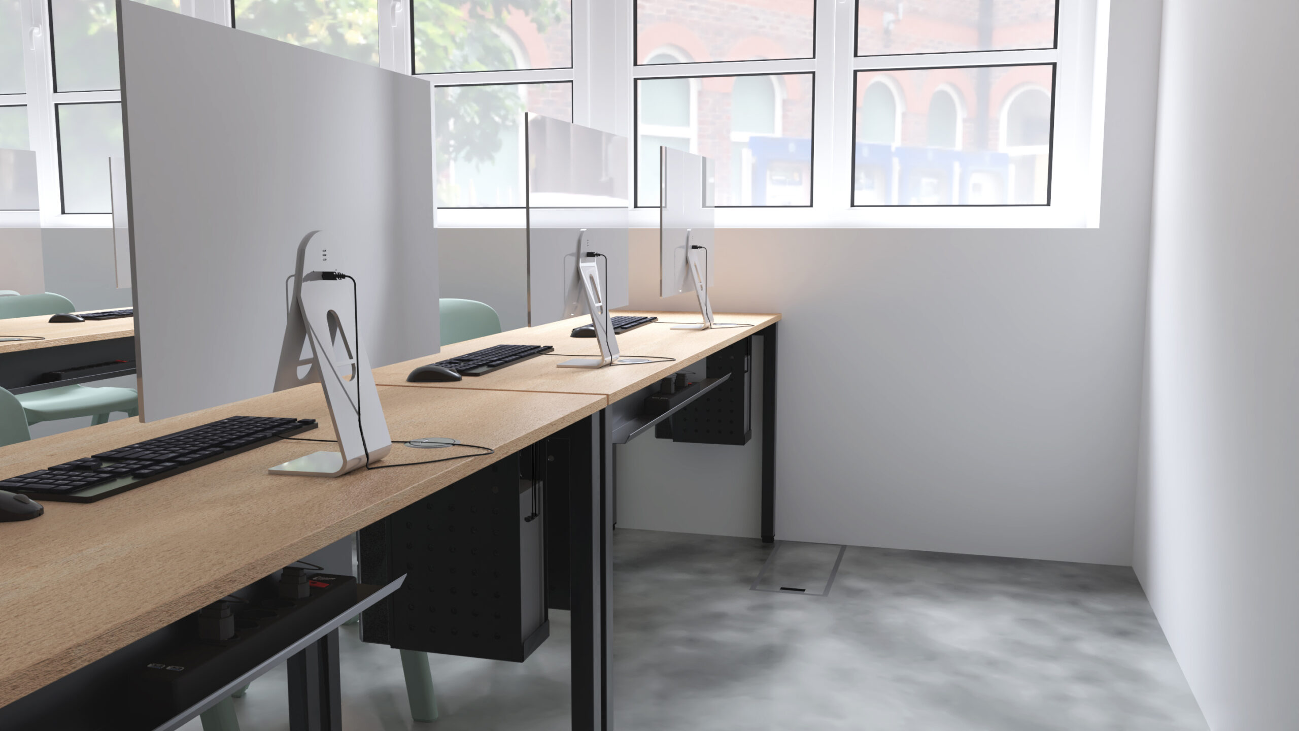 Espaço de trabalho com mesas de madeira, computadores, cadeiras e divisórias.