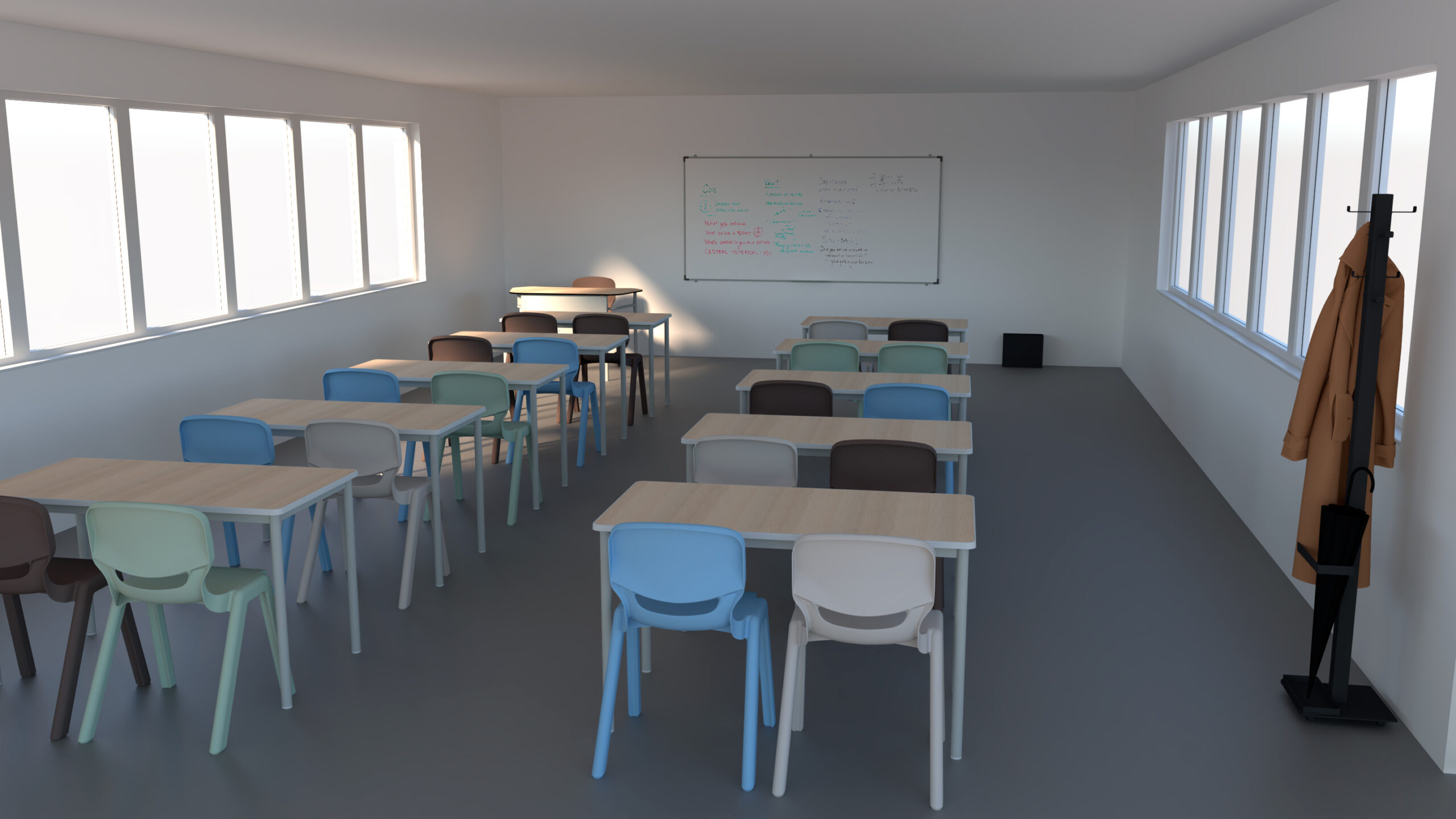 Sala de aula com mesas e cadeiras em filas, quadro branco e bengaleiro junto às janelas.