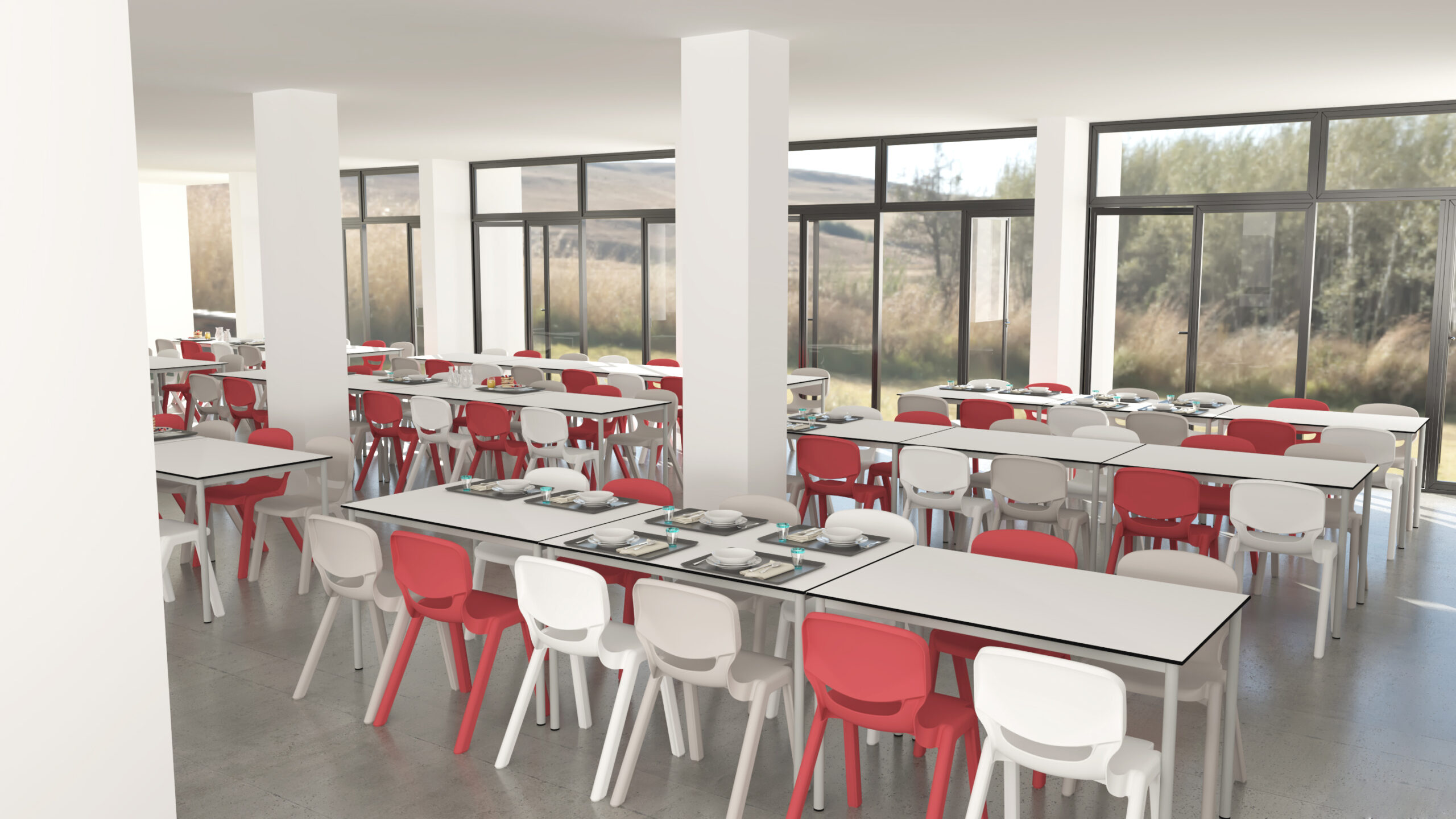 Cafetería moderna y luminosa con grandes ventanales, mesas blancas y una mezcla de sillas blancas y rojas. Las mesas están provistas de bandejas, platos, utensilios y vasos. El espacio está vacío y lleno de luz natural.