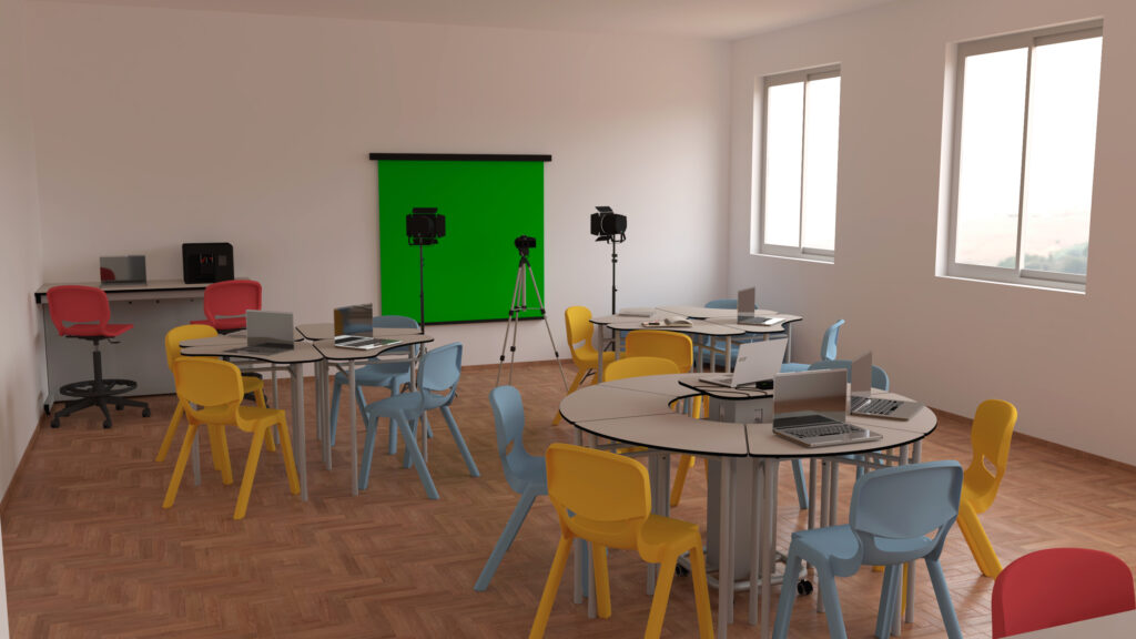 Sala com mesas redondas, cadeiras amarelas, azuis e vermelhas e zona de gravação com fundo verde.