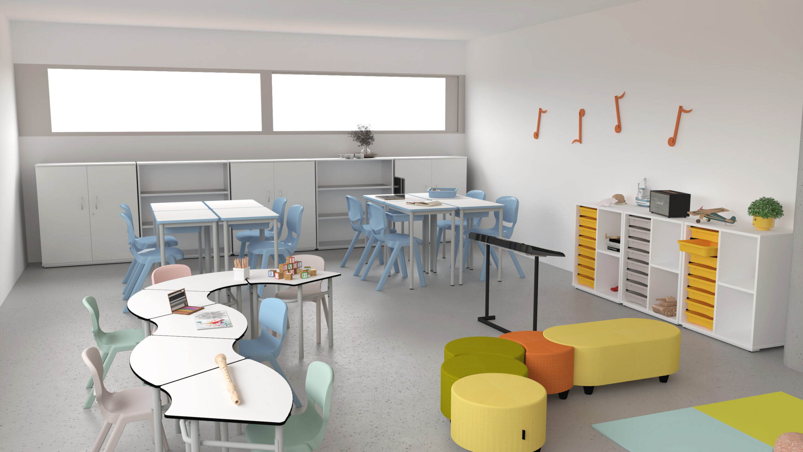 Sala de música com mesas, cadeiras azuis e brancas, bancos amarelos e estantes com instrumentos.