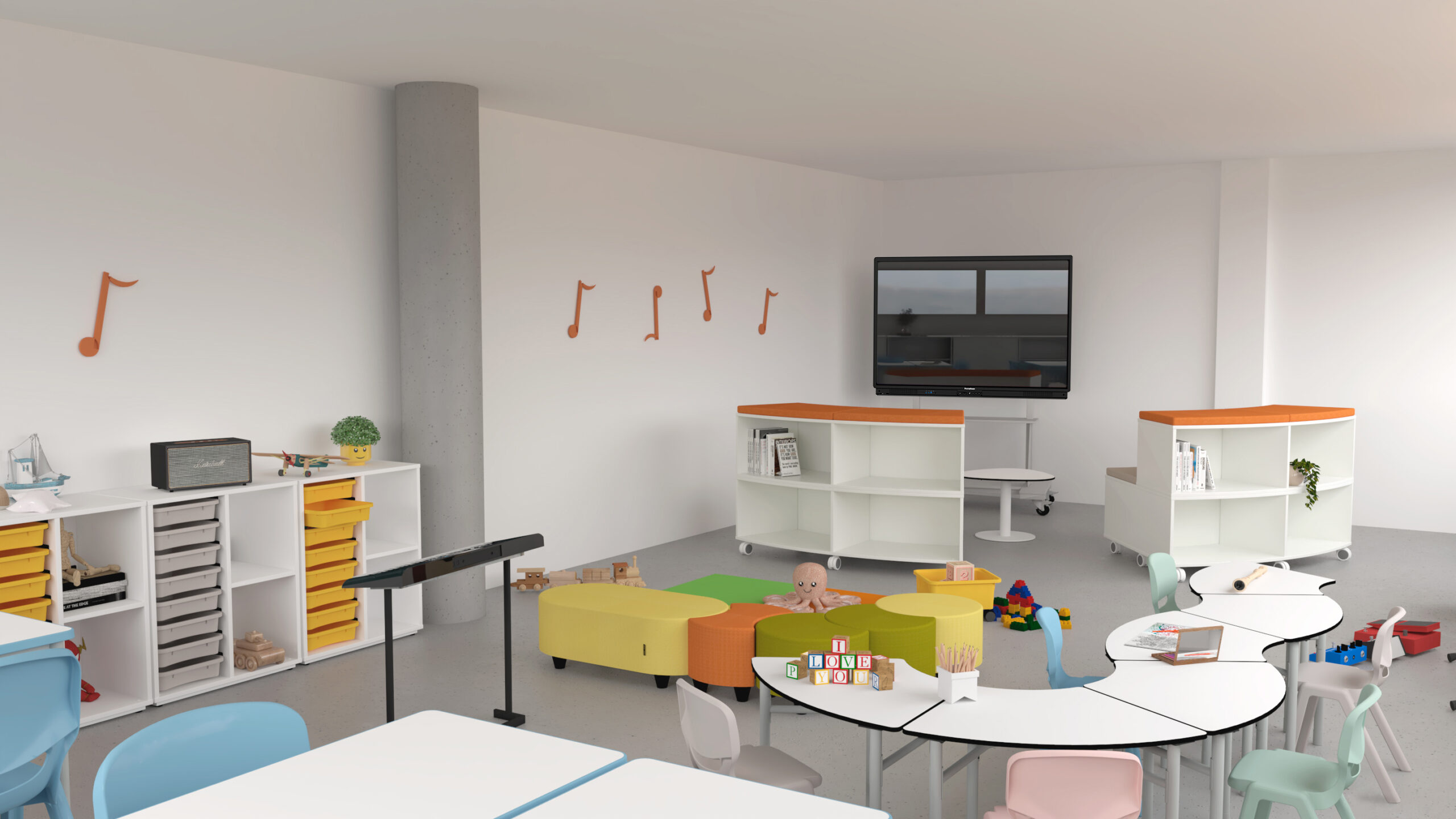 Sala com mesas modulares, cadeiras de várias cores, estantes, ecrã e notas musicais na parede.