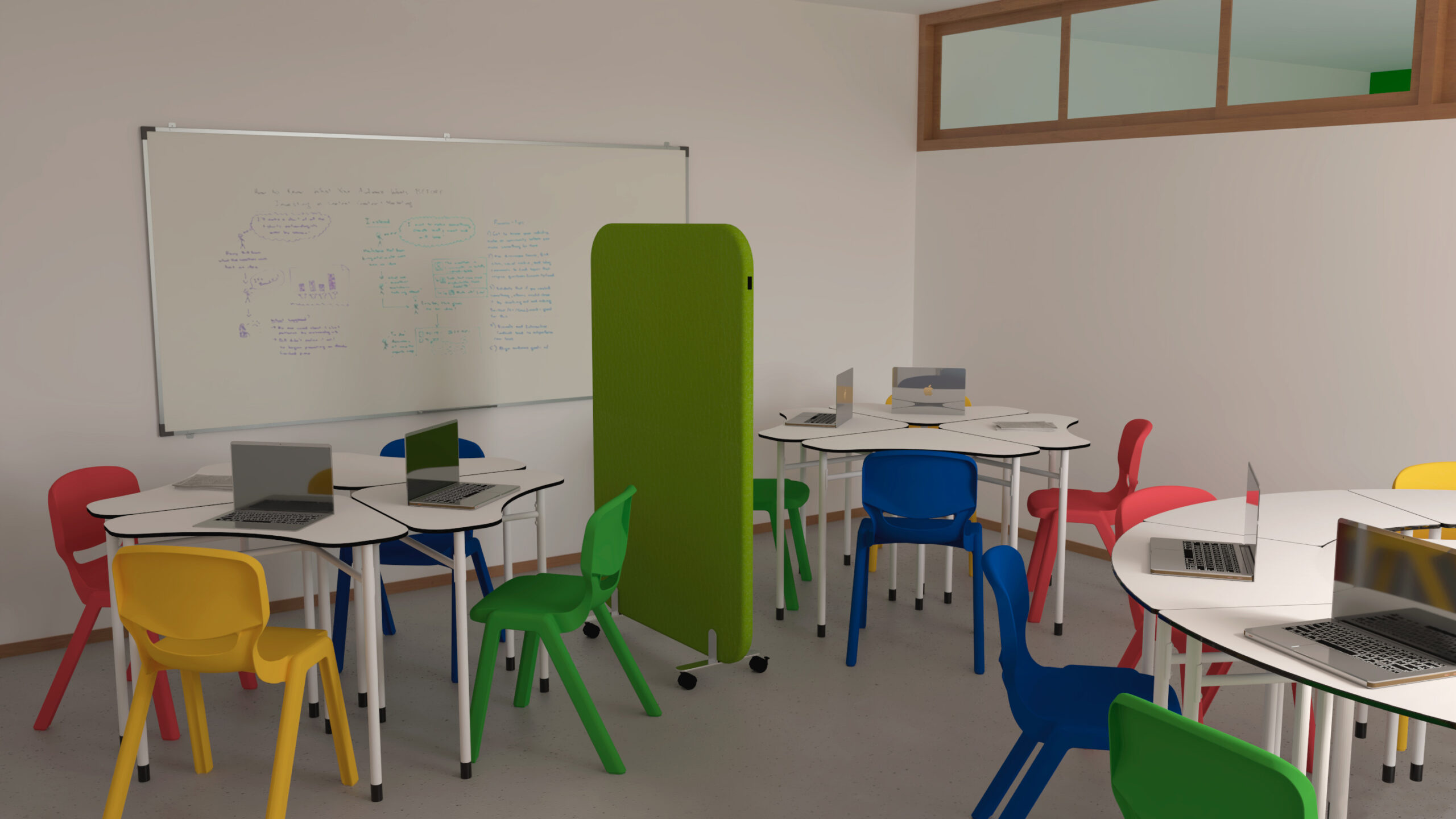 Sala com mesas brancas, cadeiras de várias cores, computadores portáteis, divisória verde e quadro com diagramas.