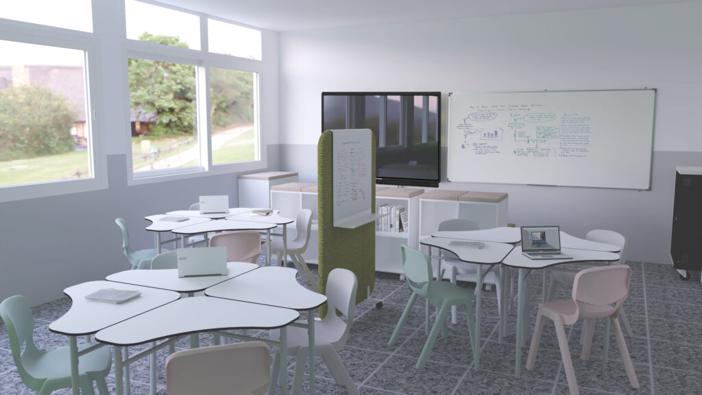 Sala com mesas brancas agrupadas, cadeiras em tons pastel, computadores portáteis, quadro e ecrã.