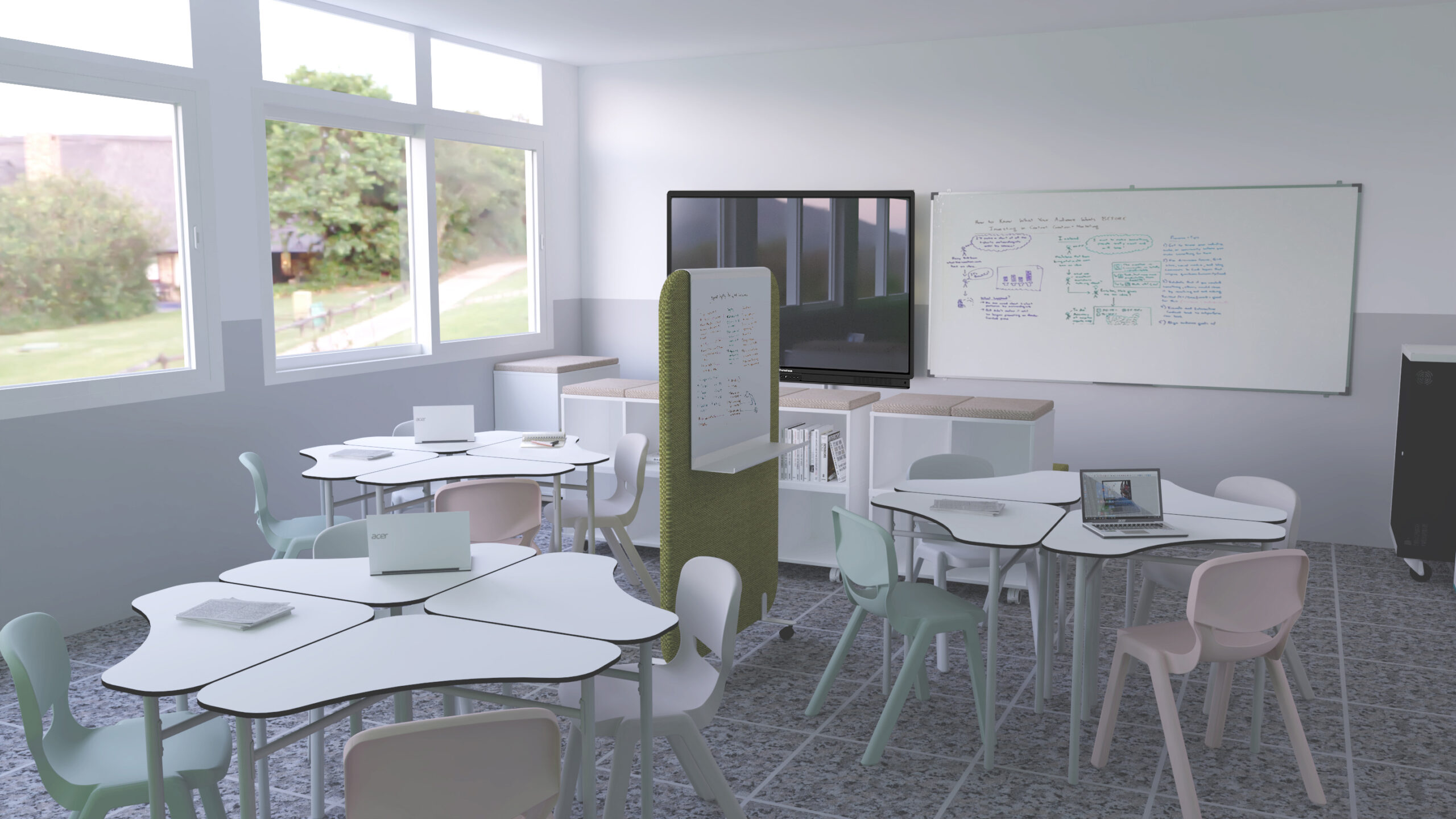Sala com mesas brancas agrupadas, cadeiras em tons pastel, computadores portáteis, quadro e ecrã.