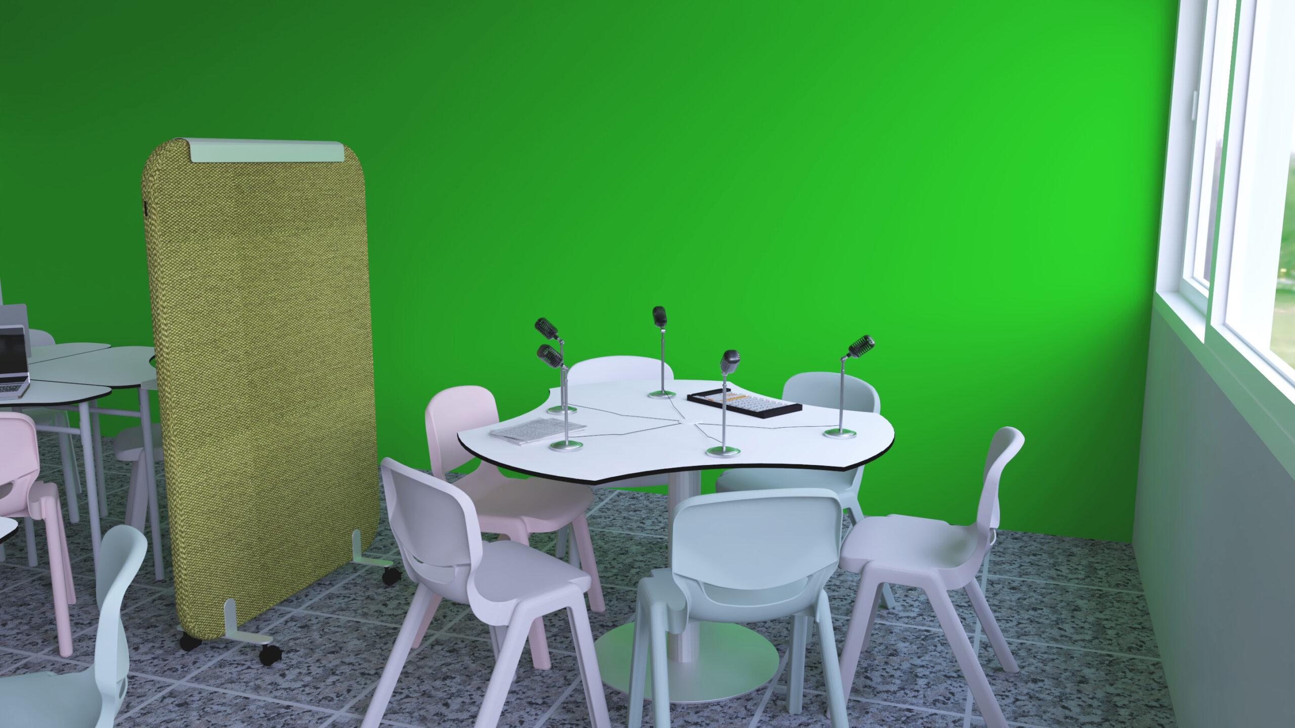 Sala com mesas brancas, cadeiras em tons pastel, microfones e divisória junto a uma parede verde.