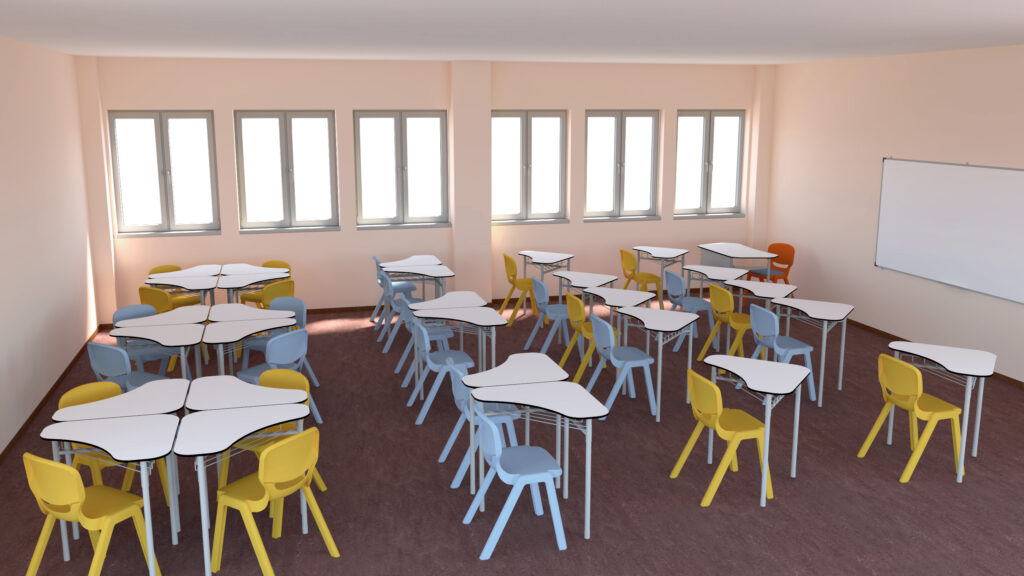 Sala com mesas triangulares agrupadas, cadeiras de várias cores e quadro branco.