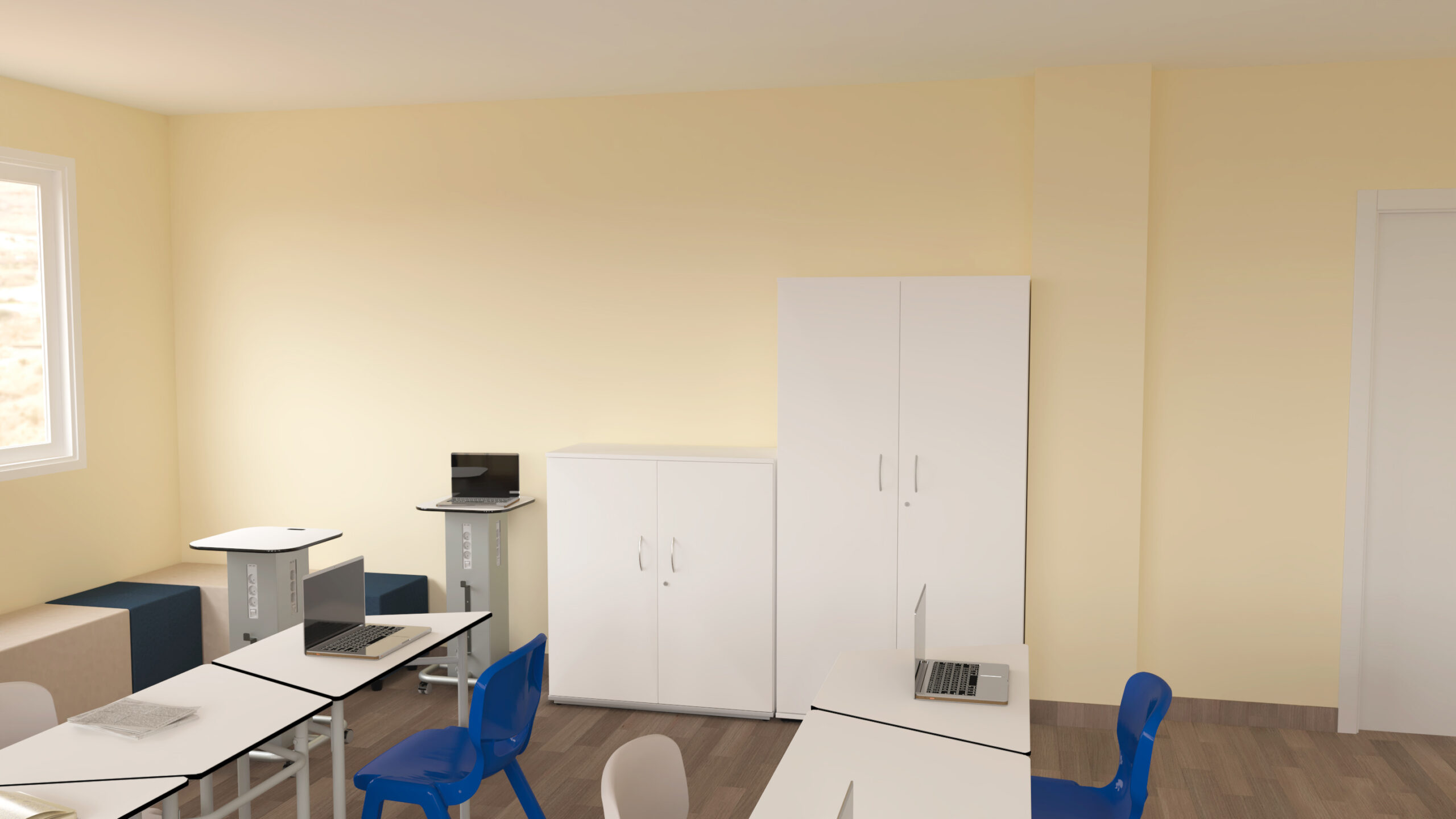 Sala com mesas brancas, cadeiras brancas e azuis, armários e computadores portáteis.
