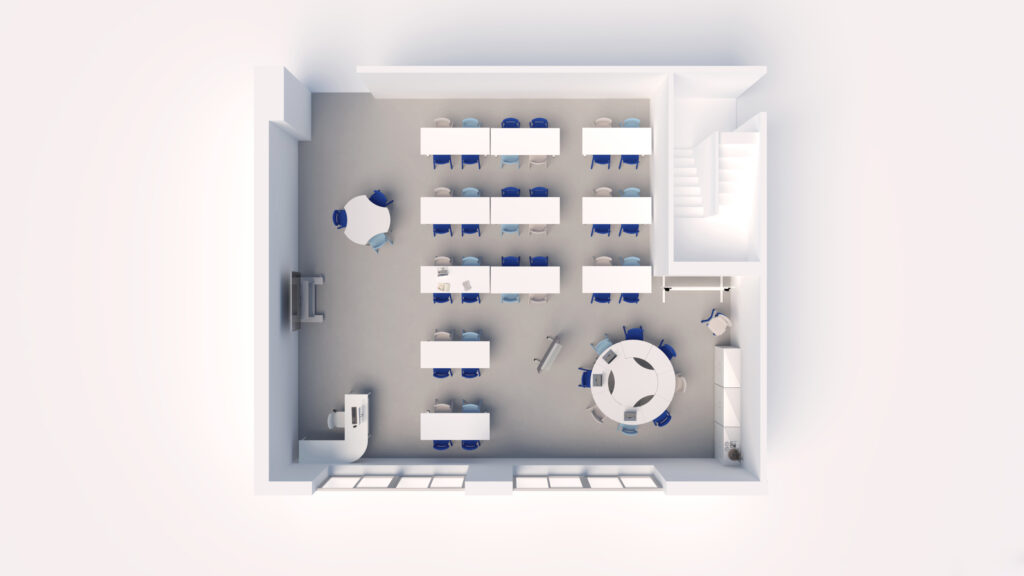 Vista superior de uma sala com mesas em filas, cadeiras azuis, mesas redondas e arrumação.