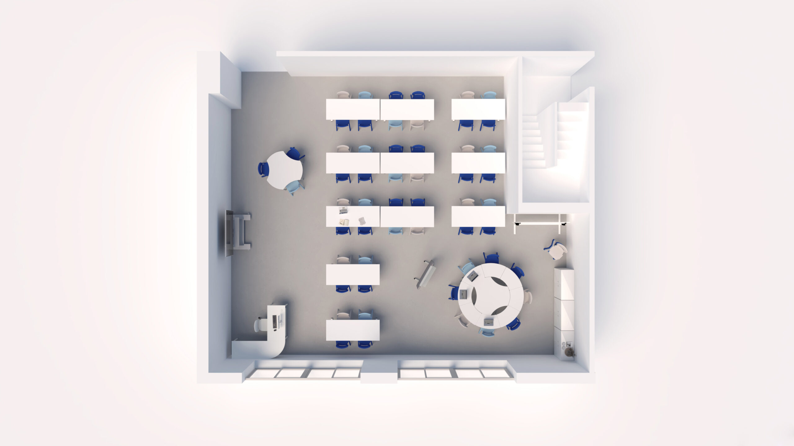 Vista superior de uma sala com mesas em filas, cadeiras azuis, mesas redondas e arrumação.