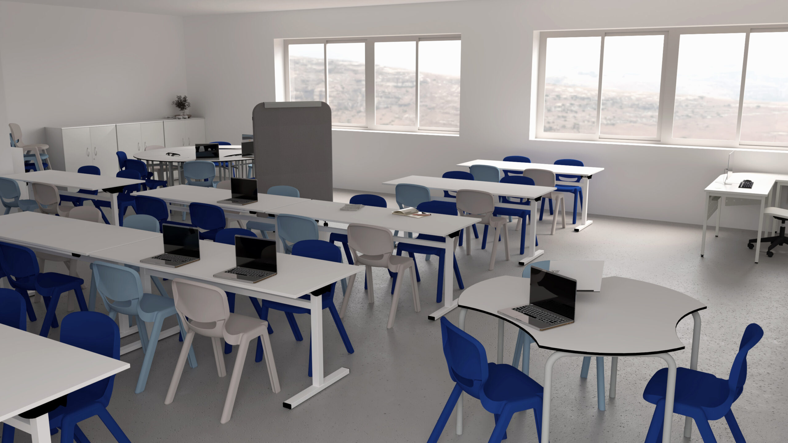 Sala com mesas brancas, cadeiras azuis e bege, computadores portáteis e armários.