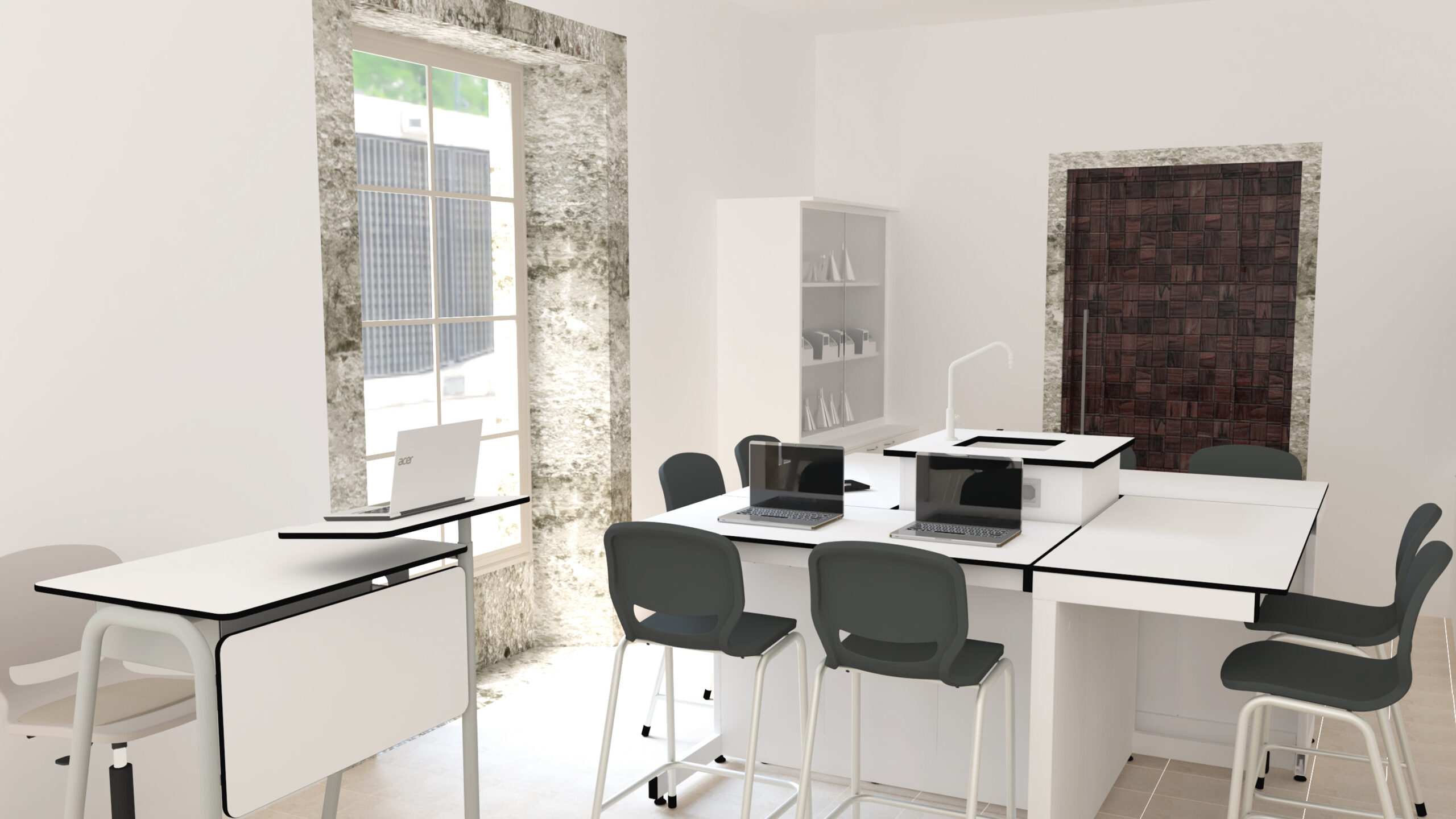Sala com mesas, cadeiras, computadores portáteis e estantes com livros.