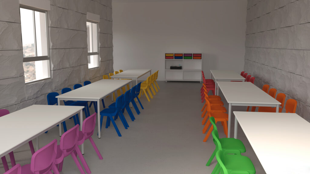 Sala com mesas brancas, cadeiras de várias cores em filas e arrumação ao fundo.