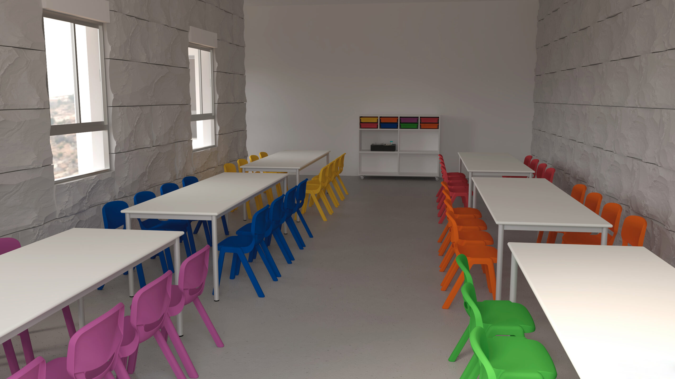 Un aula con mesas blancas, sillas de colores en hileras (morado, azul, amarillo, naranja, verde y rojo), paredes con motivos de piedra, dos ventanas y una estantería con cubos al fondo del aula.