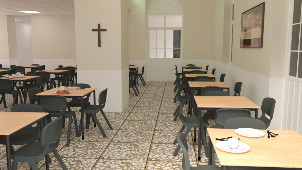 Refeitório com mesas de madeira, cadeiras pretas, loiça e cruz na parede.