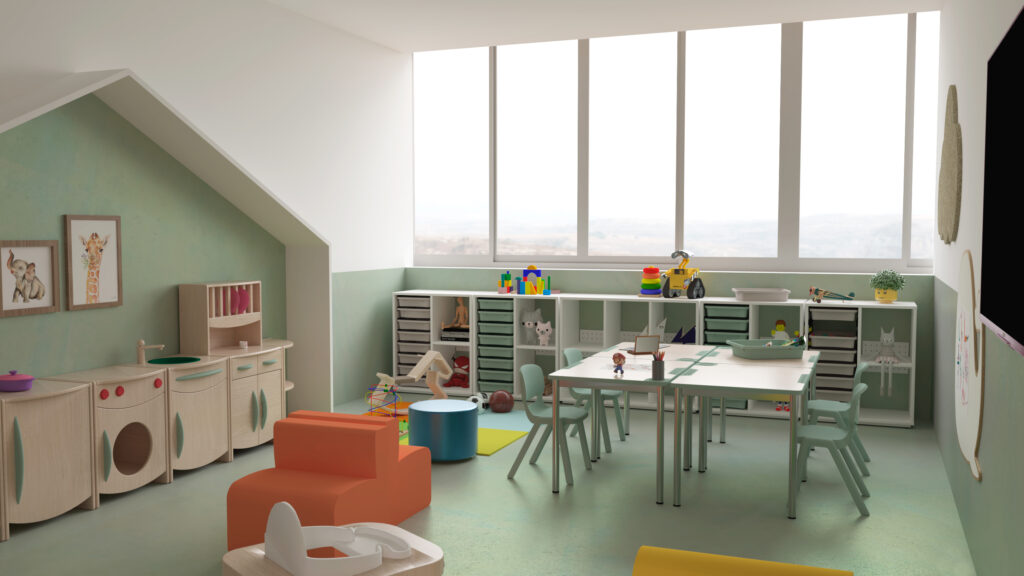 Sala infantil com mesas e cadeiras pequenas, brinquedos, cozinha de brincar e arrumação.