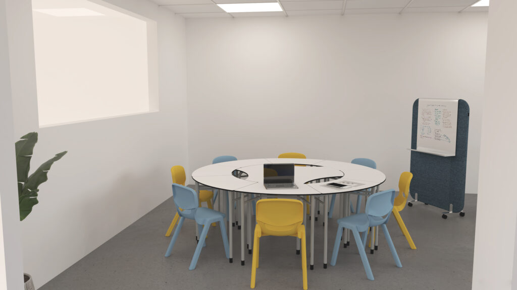Sala de reuniões com mesa modular redonda, cadeiras azuis e amarelas e quadro móvel.