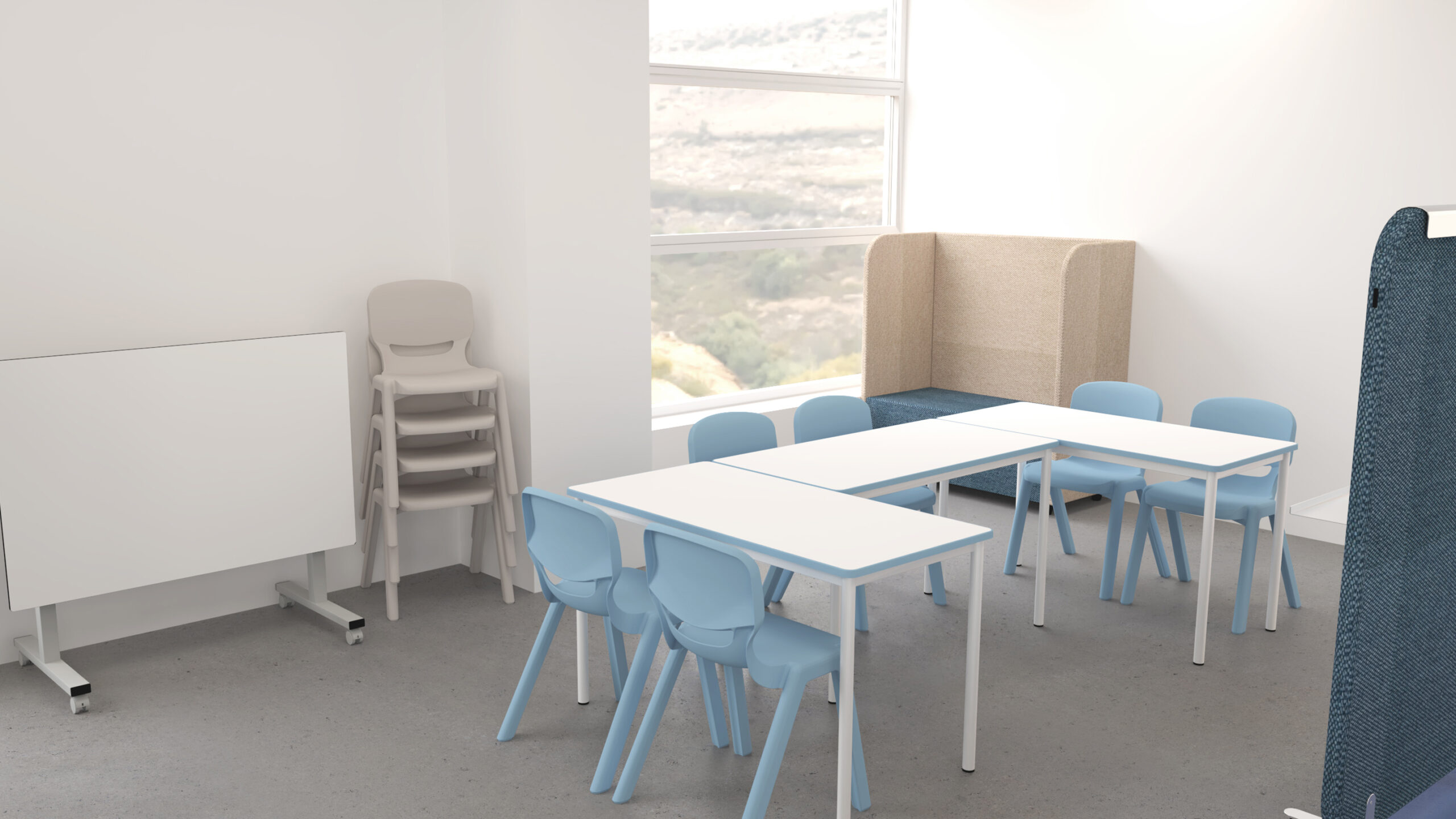Sala com mesas brancas em U, cadeiras azuis e zona de assentos bege junto à janela.