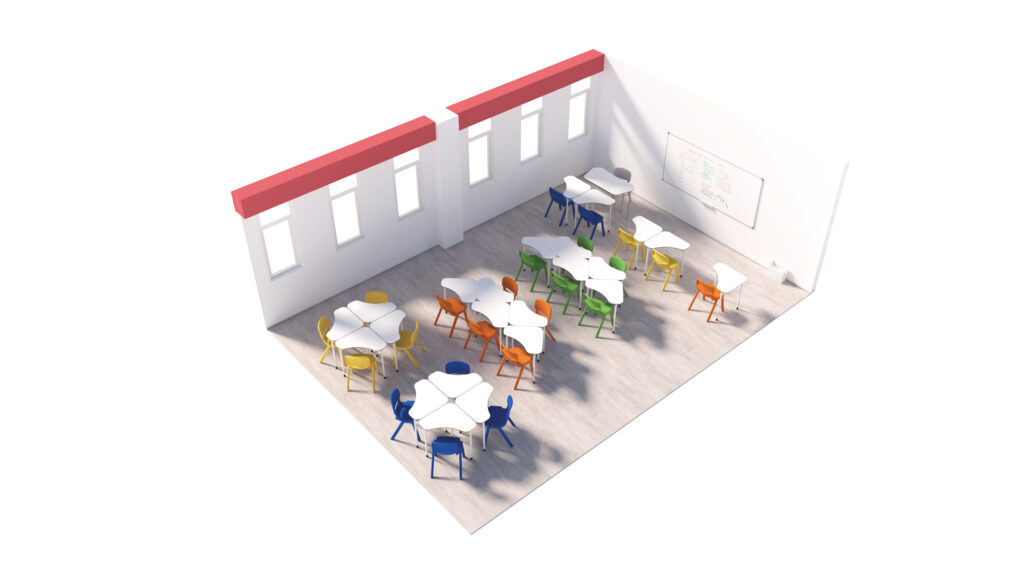 Sala com mesas hexagonais agrupadas, cadeiras de várias cores e quadro branco.