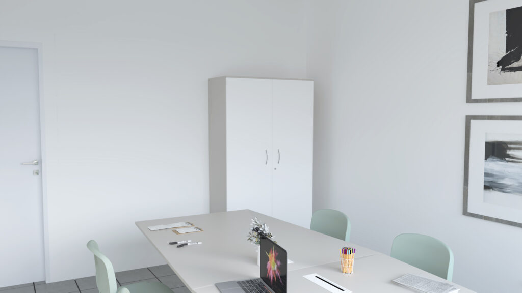 Sala com mesa branca, cadeiras verdes-claras, computador portátil, documentos e armário.