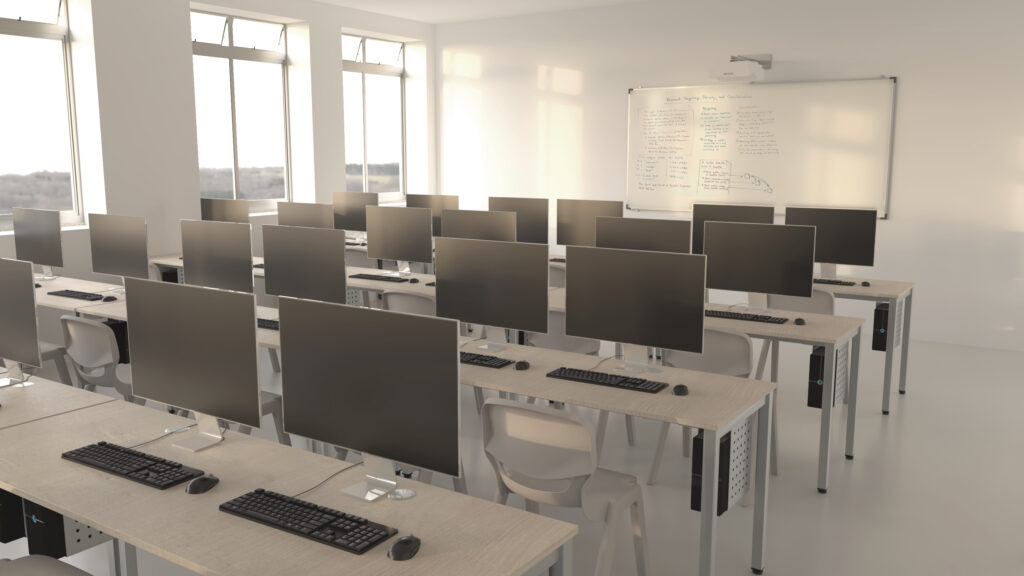 Sala de informática com monitores, teclados, ratos e quadro branco com anotações.