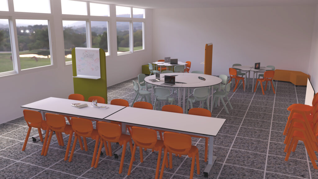 Sala com mesas brancas, cadeiras laranja e verdes, computadores portáteis e quadro branco.