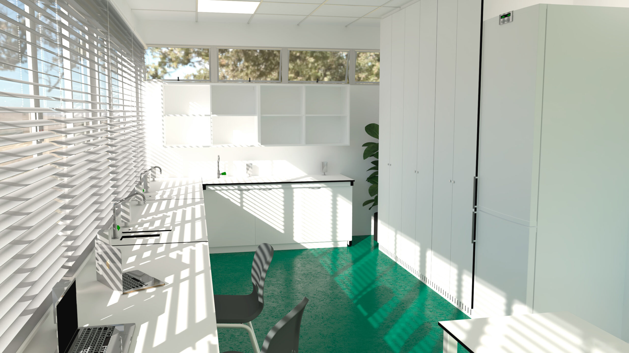 Sala de trabalho com pavimento verde, armários, estantes e computadores portáteis junto às janelas.