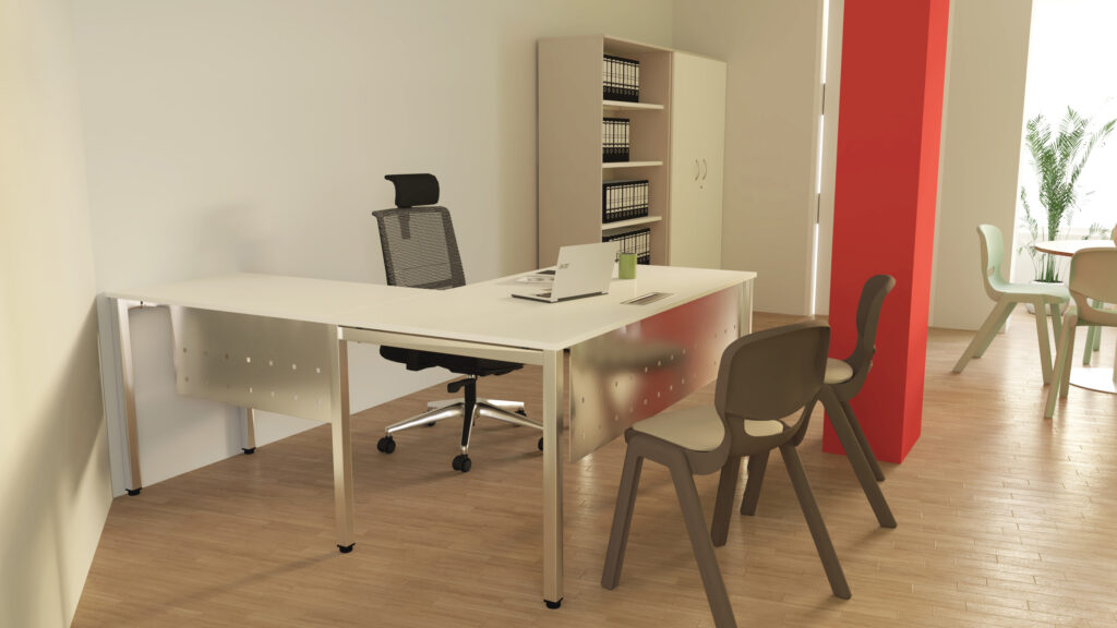 Escritório com mesa branca em L, cadeira preta, cadeiras de visita cinzentas e estantes com pastas.