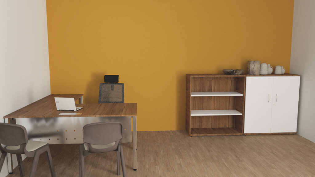 Escritório com mesa de madeira, cadeiras cinzentas, computador portátil e estantes junto a uma parede amarela.
