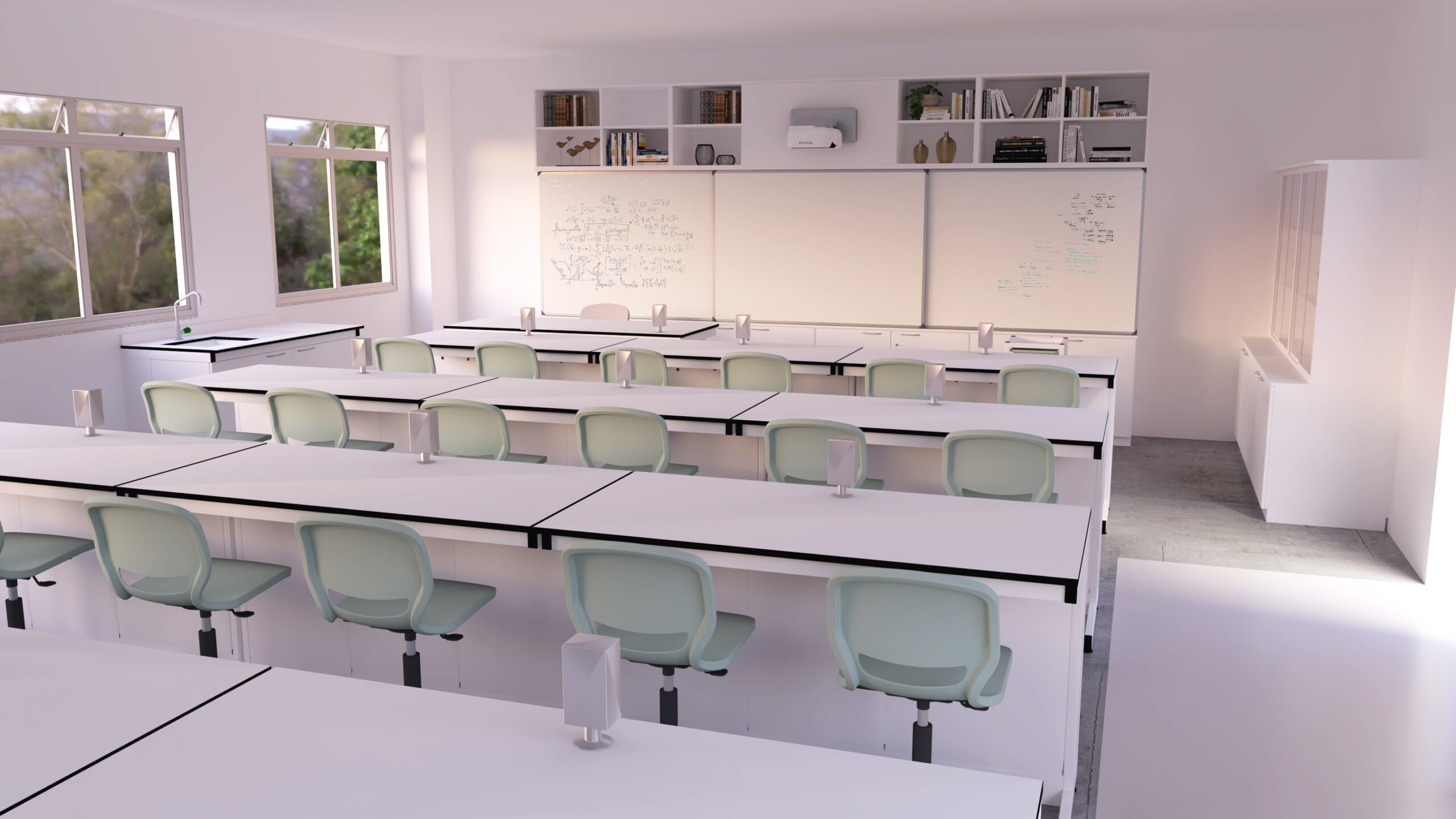 Sala com mesas brancas, cadeiras verdes, quadro e estantes com livros e material de laboratório.