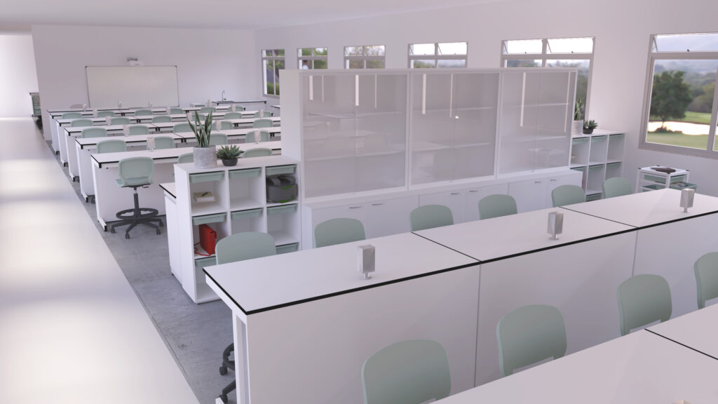 Sala com mesas brancas, cadeiras verde-menta, estantes com plantas e armários brancos.