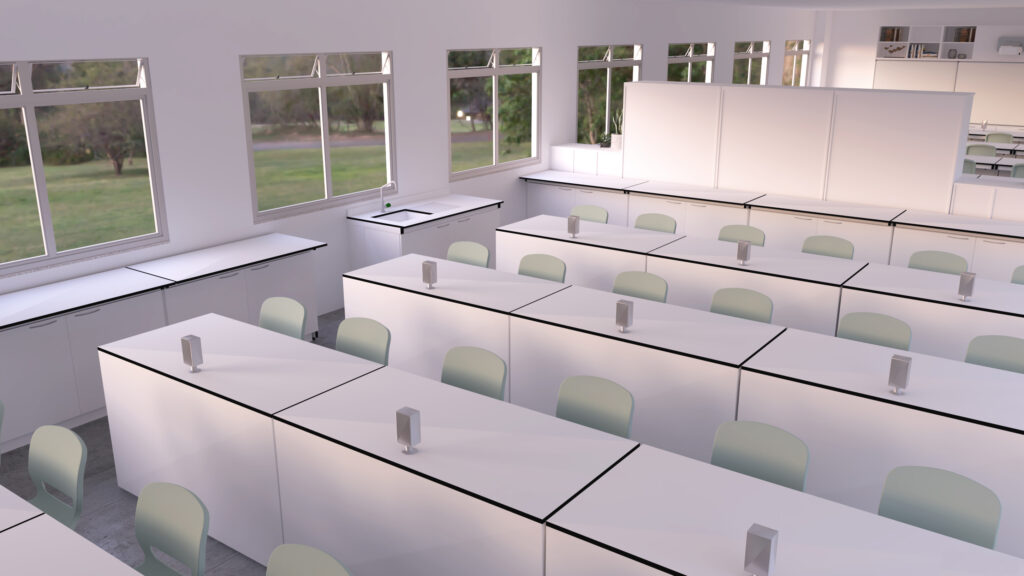 Sala com mesas brancas em filas e cadeiras verdes-claras junto a grandes janelas.
