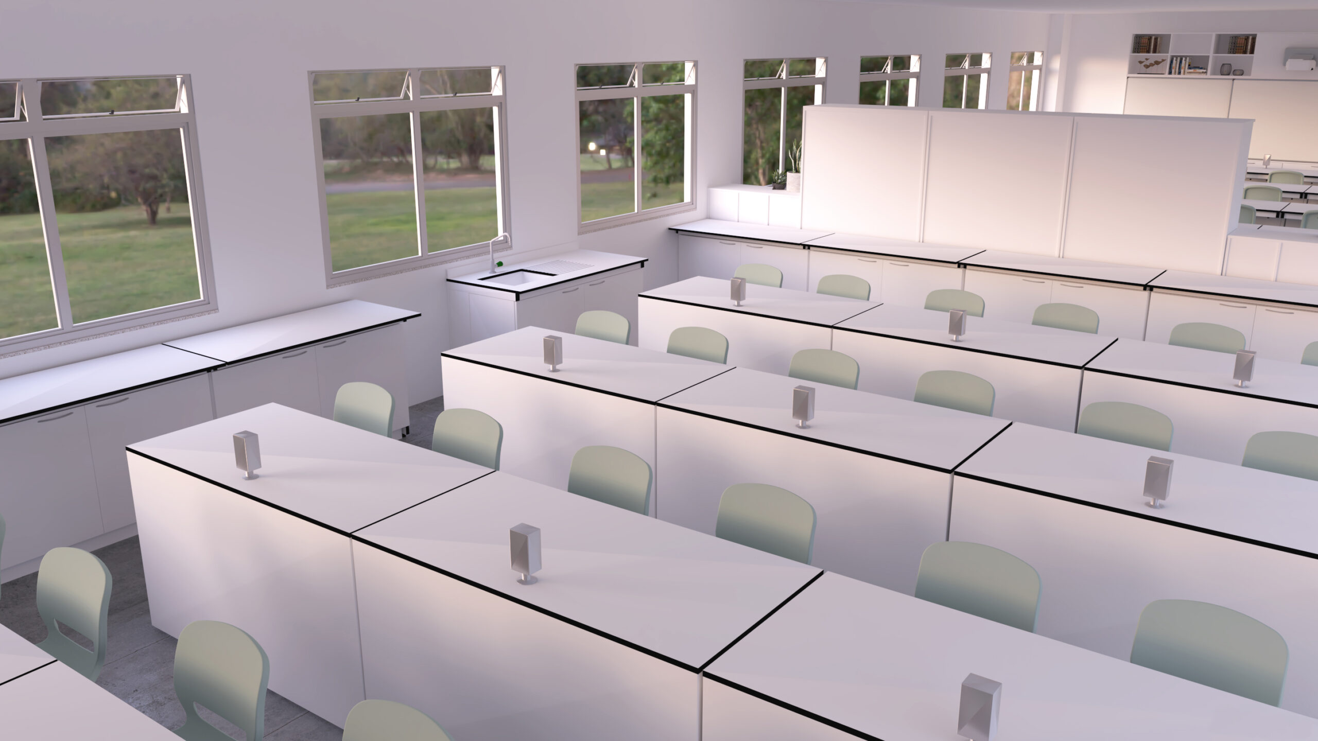 Sala com mesas brancas em filas e cadeiras verdes-claras junto a grandes janelas.