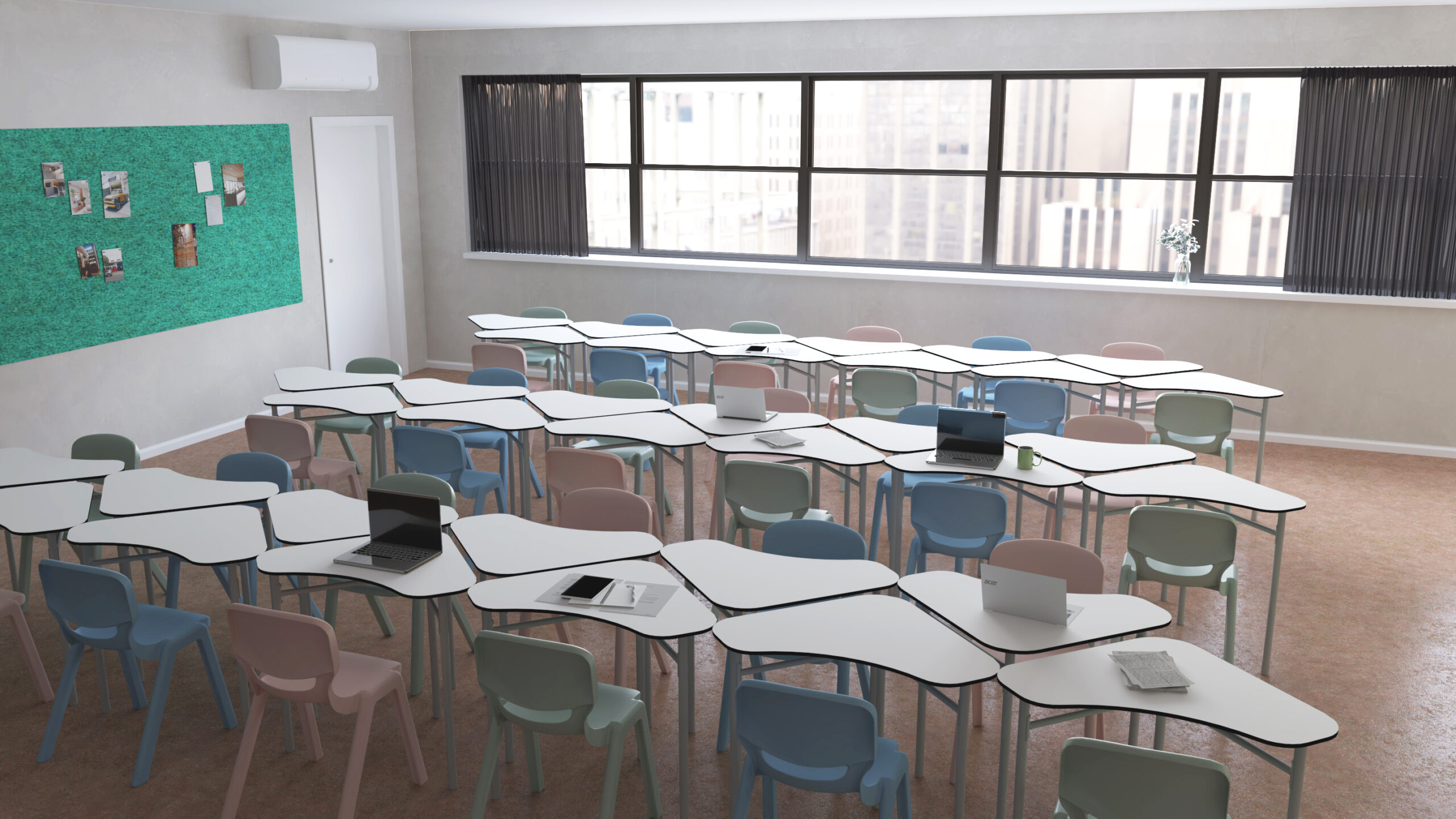 Sala com mesas brancas em filas, cadeiras em tons pastel e computadores portáteis.