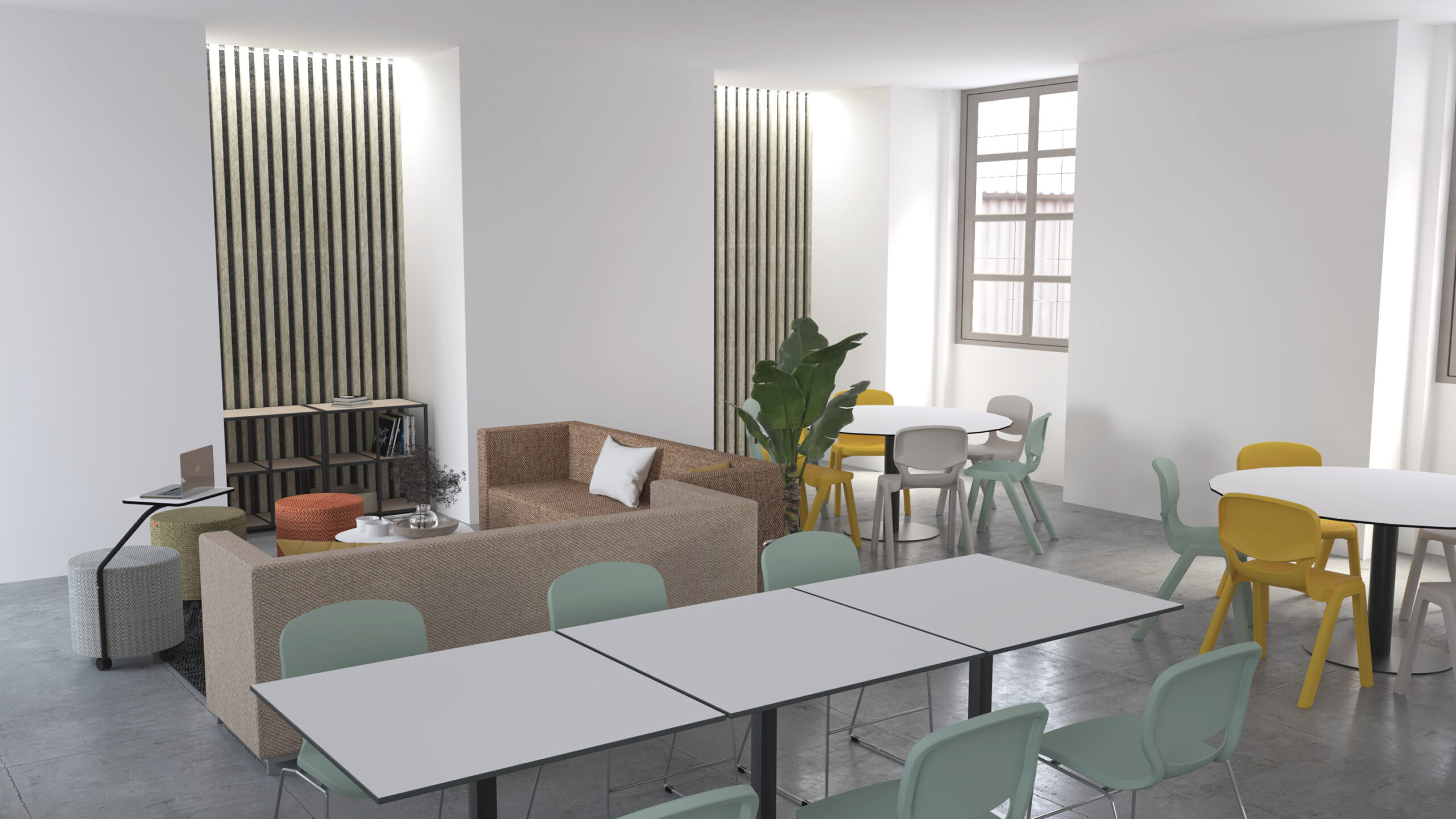 Espaço de estar com sofá castanho, mesa com computador portátil e mesas rodeadas de cadeiras de várias cores.