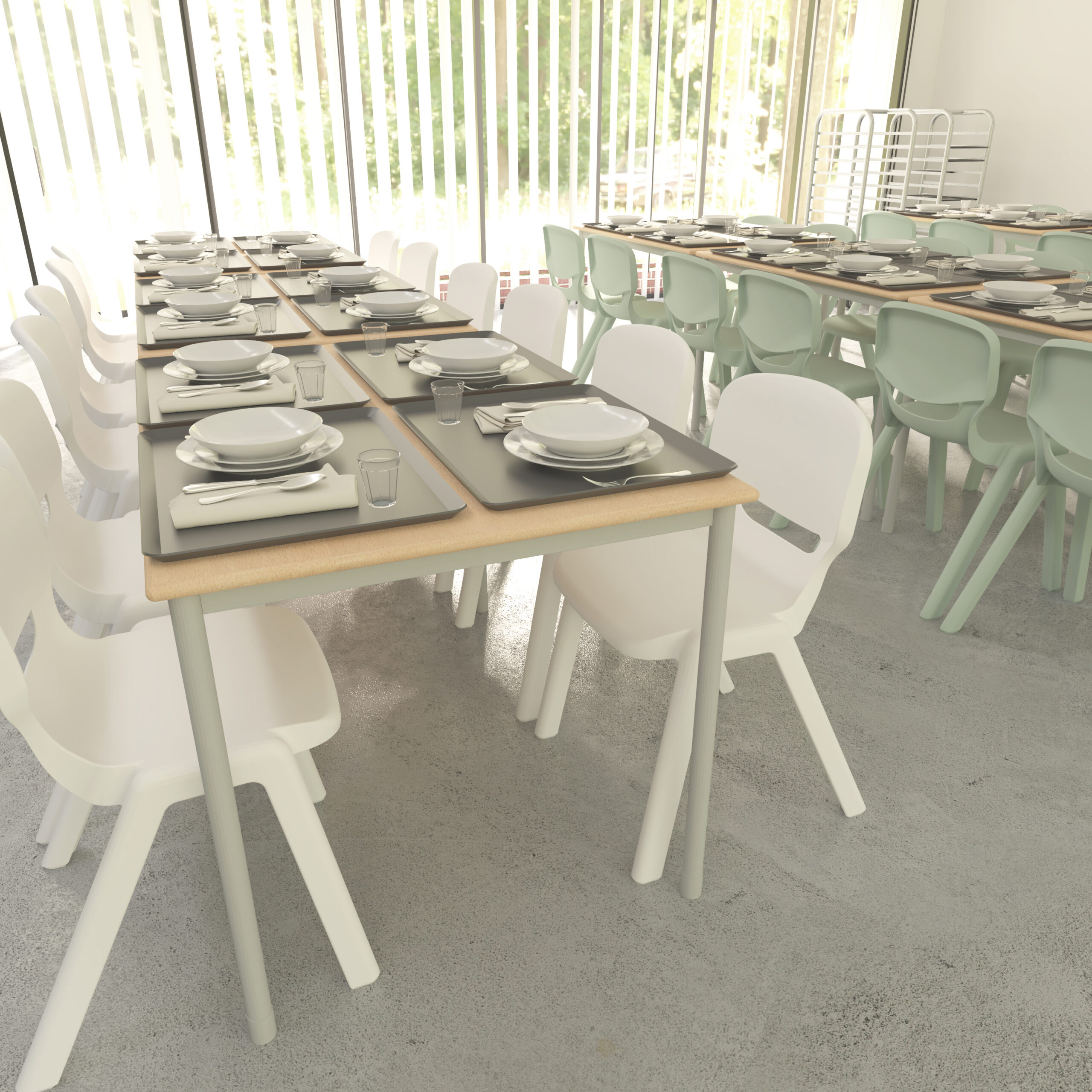 Una cafetería con filas de mesas provistas de platos, cuencos, tazas, vasos y cubiertos. Alrededor de las mesas hay sillas blancas y verde claro. La luz del sol se cuela por las persianas verticales del fondo.