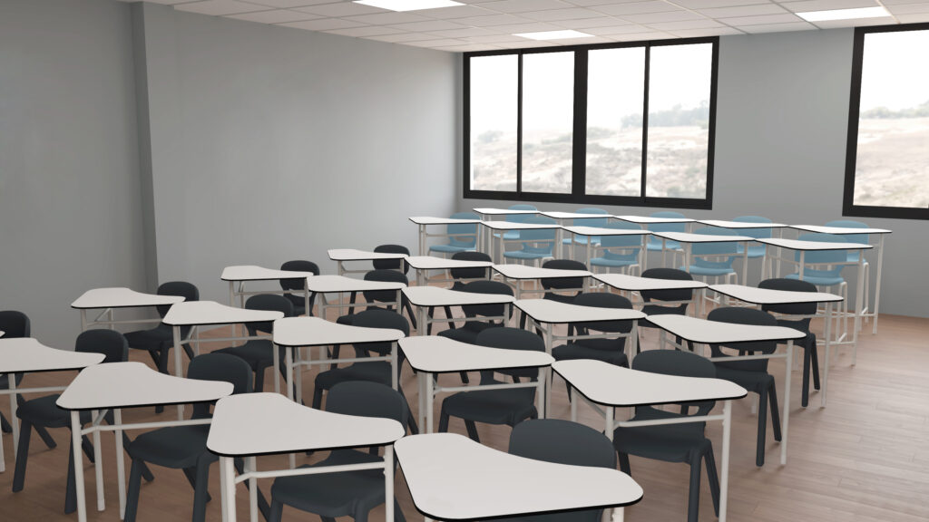Sala de aula com mesas e cadeiras em filas sobre pavimento de madeira.
