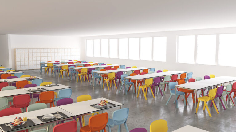 Espa&ccedil;o de refeit&oacute;rio em estabelecimento de ensino com mobili&aacute;rio Nautilus.