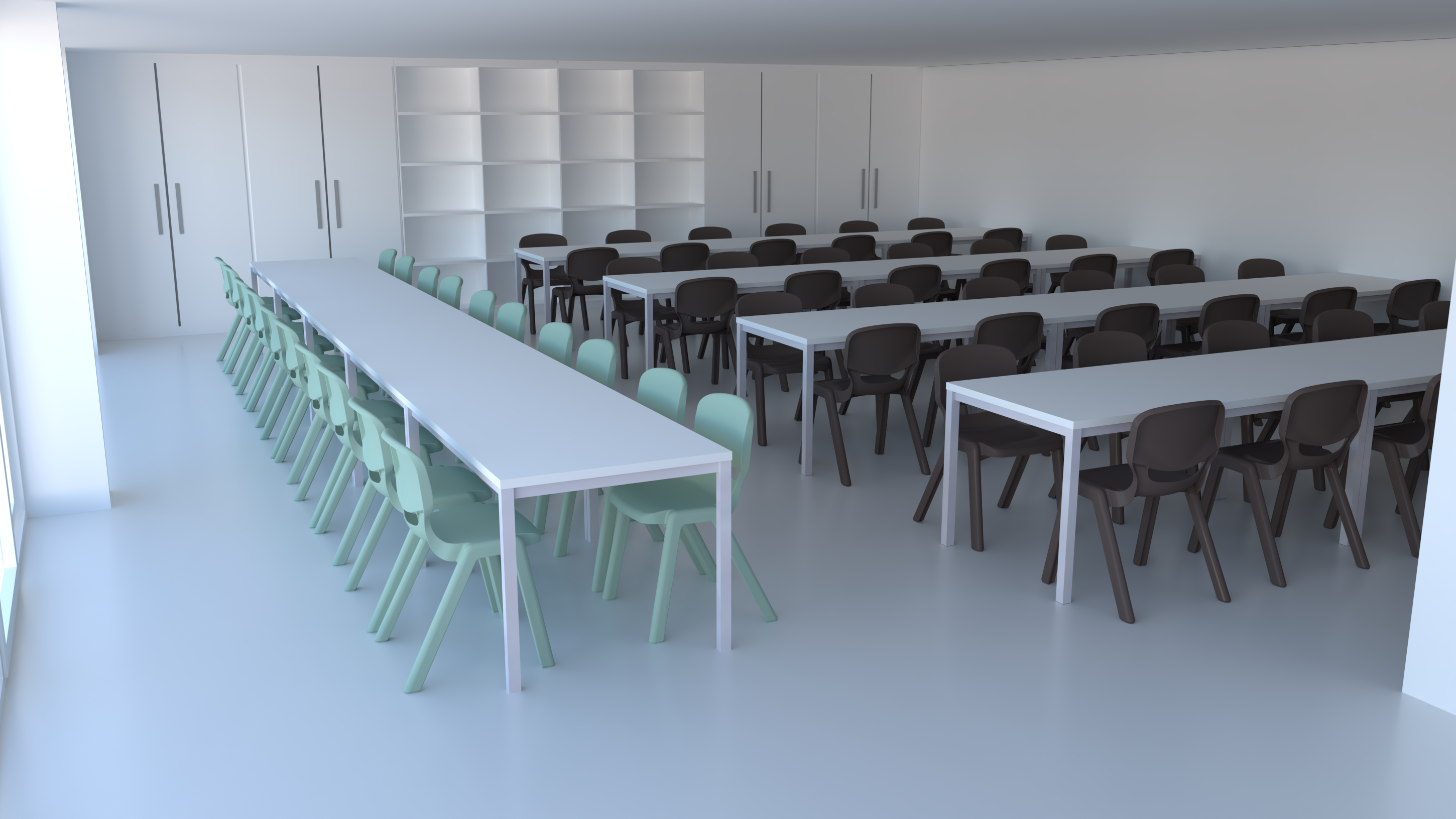 Un aula espaciosa y moderna con filas de mesas y sillas blancas. Las sillas de la izquierda son de color verde claro, mientras que el resto son de color marrón oscuro. En la pared del fondo hay armarios y estanterías abiertas. Grandes ventanales permiten la entrada de luz natural.