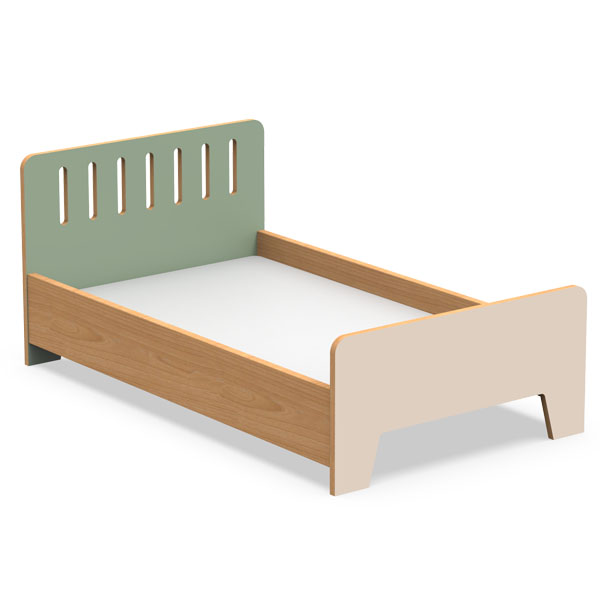Cama infantil em tom de madeira clara, com cabeceira verde e painel claro aos pés.