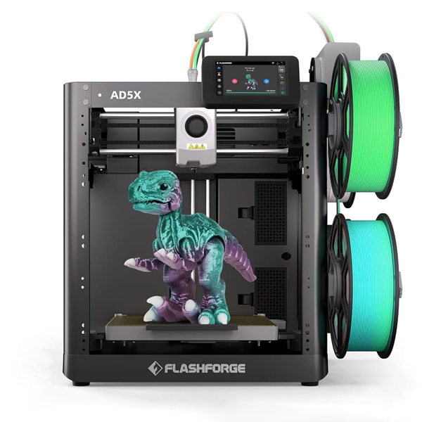 Impressora 3D Flashforge AD5X com bobinas laterais e uma figura multicolorida na plataforma.