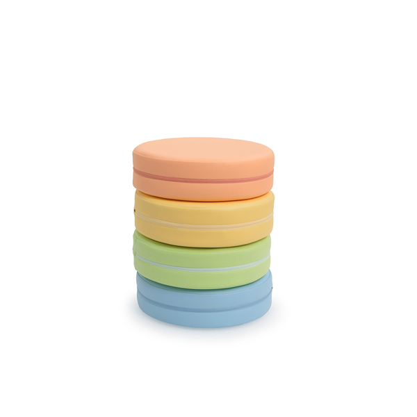 Pilha de almofadas circulares em tons de laranja, amarelo, verde e azul.