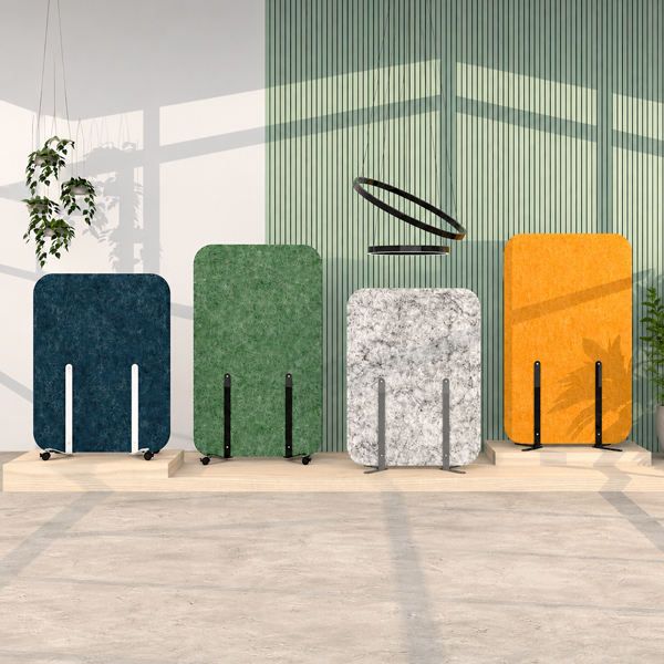 Quatro painéis divisórios em azul, verde, cinzento e amarelo num espaço iluminado por uma janela.