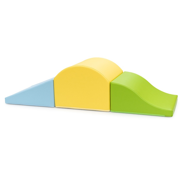 Percurso de módulos acolchoados azul, amarelo e verde, com rampa e superfícies curvas.